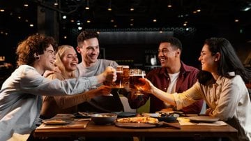 Amigos comemorando em bar