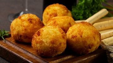 Esta bolinha de queijo com muçarela, ovo e amido de milho que minha amiga me ensinou virou meu petisco favorito