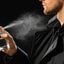 homem borrifando perfume