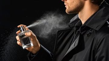 homem borrifando perfume