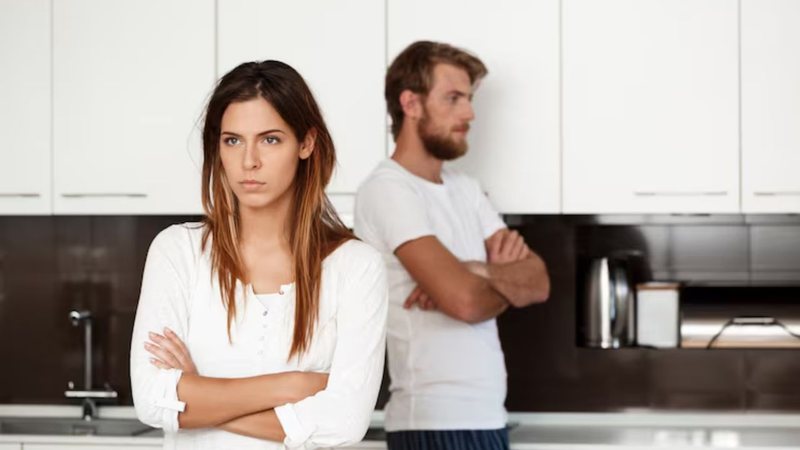 casal brigado, de costas um para o outro.