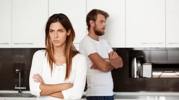 casal brigado, de costas um para o outro.