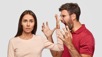 mulher silenciado homem que está gritando