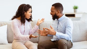 casal discutindo.
