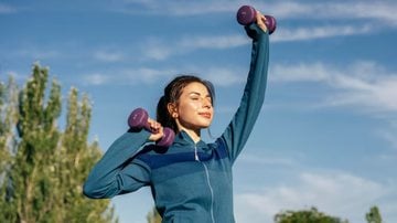 mulher fazendo exercícios com pesos