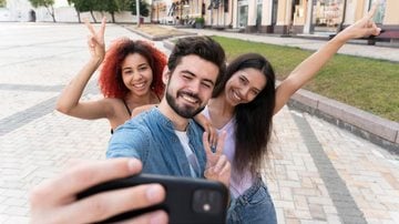 amigos fazendo selfie