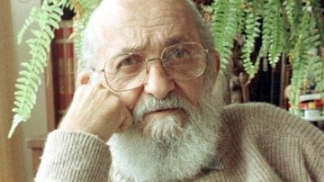 Paulo Freire posando para a câmera.