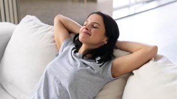 mulher relaxando no sofá