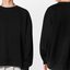 pessoa posando com moletom oversized.