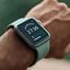 smartwatch no pulso de homem