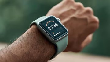 smartwatch no pulso de homem