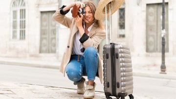 mulher turista fazendo foto.