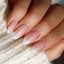 Unhas francesinhas.