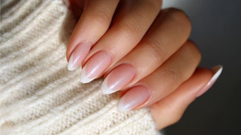 Unhas francesinhas.