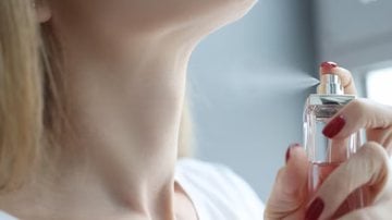 aplicando perfume