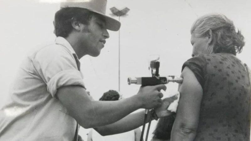 Pistola de vacinação que disparava imunizante através da pele parecia revolucionária, mas tinha um problema difícil de ignorar