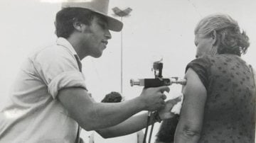 soldado brasileiro vacinando cidadã