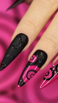 7 ideias de unhas escuras que vão deixar você elegante