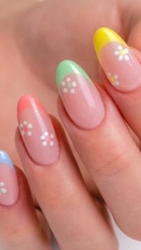 Unhas decoradas com flor: veja 5 inspirações