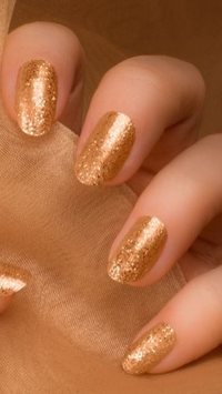 Esmalte dourado metalizado: 3 opções da cor de esmalte perfeita para festas