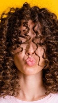 6 tendências de cortes para cabelo cacheado que vão deixar você deslumbrante