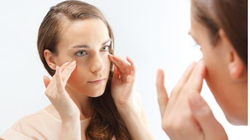 Aprenda a fazer uma massagem para desinchar os olhos