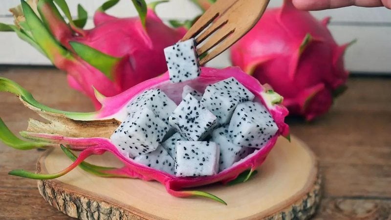 A pitaya, também conhecida como fruta do dragão, além de belíssima, é repleta de benefícios para a saúde! - (Imagem: Pada smith/iStock)