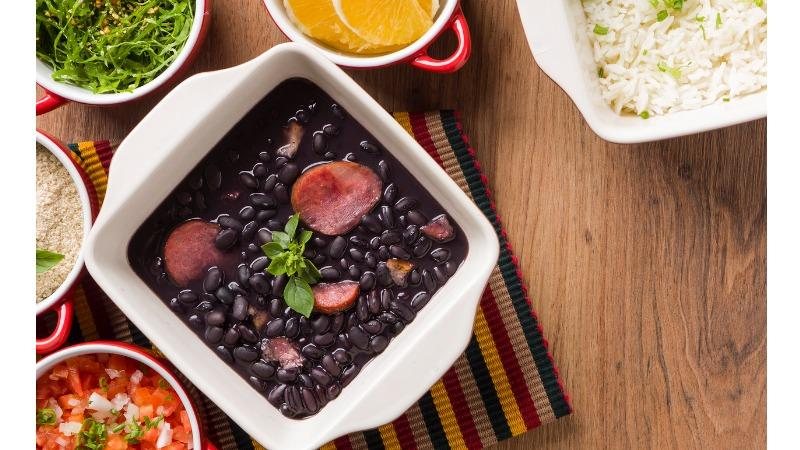 Aprenda a preparar uma feijoada deliciosa. - diogoppr/iStock