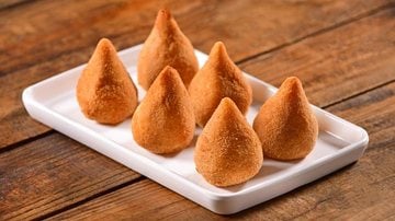 Imagem Coxinha de frango sequinha e crocante: confira três receitas