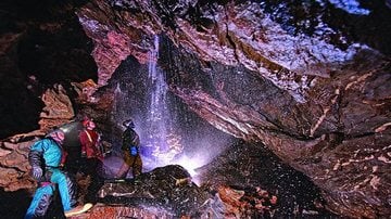 Imagem Presos na caverna inundada