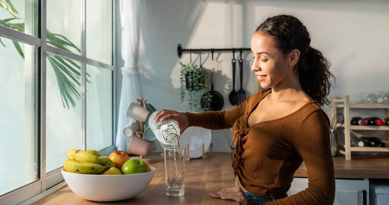 mulher realizando autocuidado alimentar no projeto verão