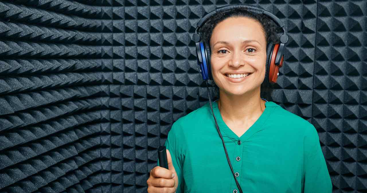 mulher realizando uma audiometria tonal