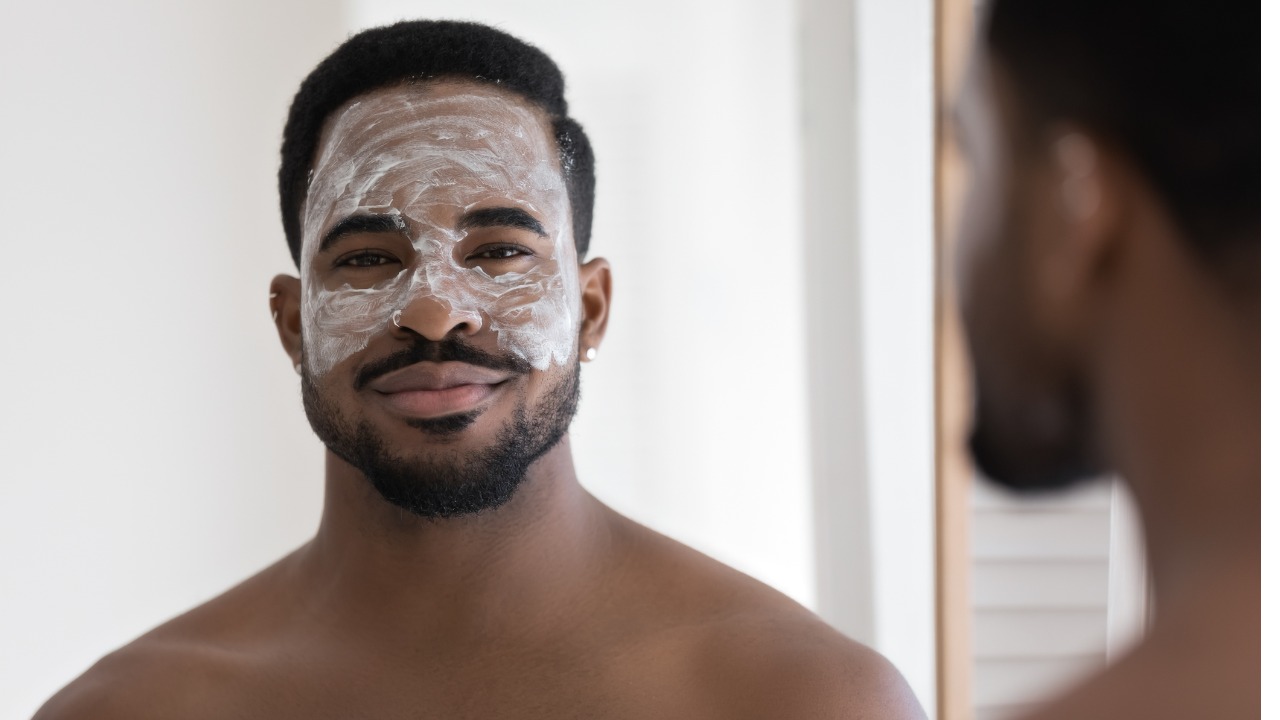 homem realizando hidratação na pele