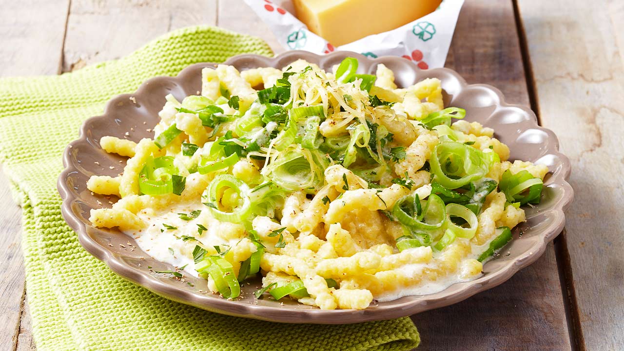 Macarrão com alho-poró ao molho de queijo e vinho