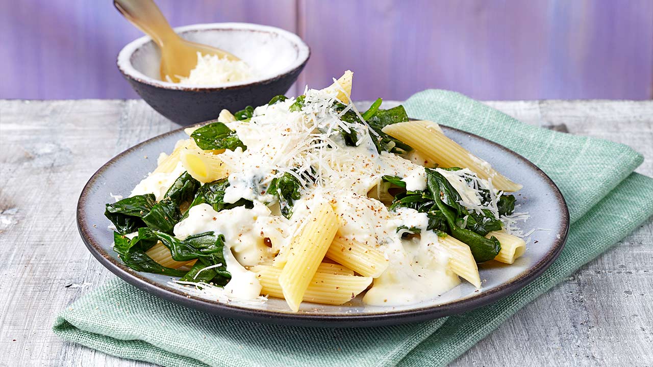 Penne com espinafre e queijo feta