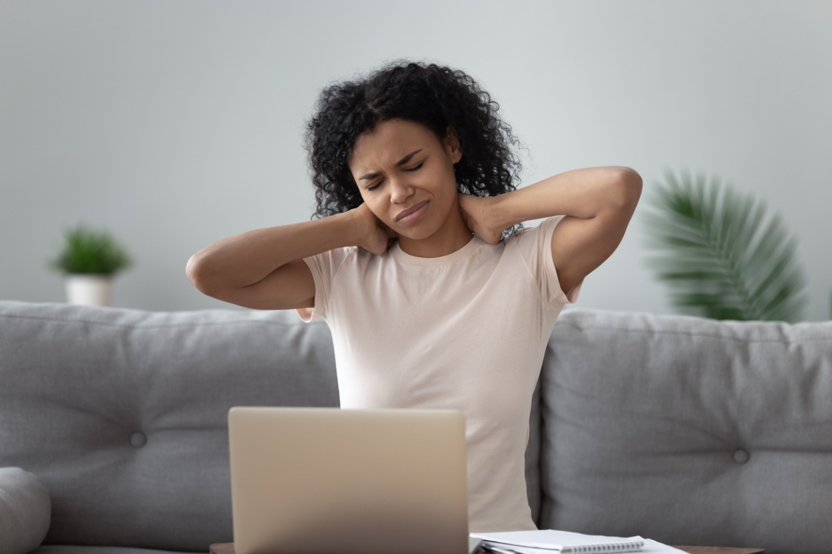 Atuar contra as dores musculares é um dos benefícios comprovados do banho quente.