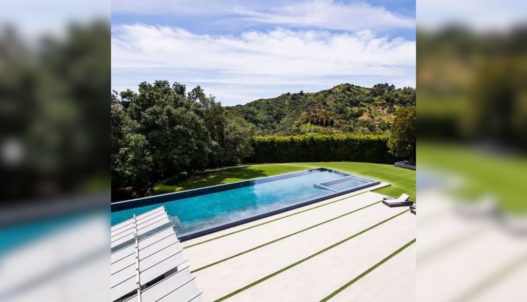 O tereno dispõe de uma piscina de borda zero.