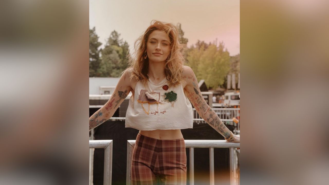 Com 25 anos, Paris Jackson se apresenta em festivais menores de música e é apaixonada por moda.