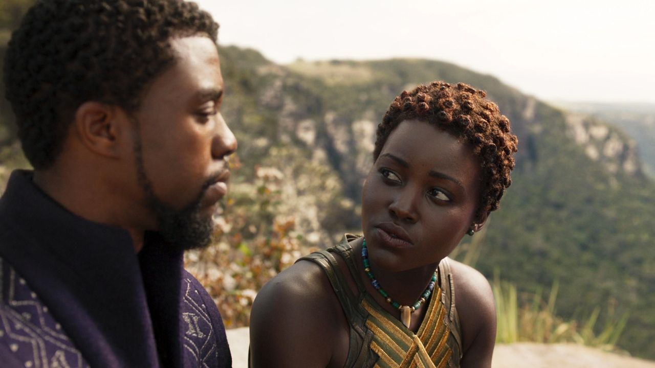 Chadwick Boseman e Lupita Nyong'o interpretam Pantera Negra e Nakiaem Pantera Negra