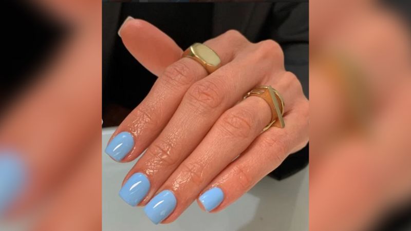 Uma dica valiosa para arrasar ainda mais com essas unhas é combiná-las com acessórios dourados.