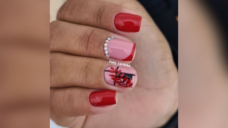 As unhas decoradas com desenhos são uma tendência que vale a pena explorar.