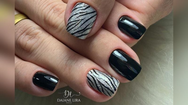 Seja com o pretinho básico ou em decorações mais vanguardistas, o esmalte preto é sempre uma opção.