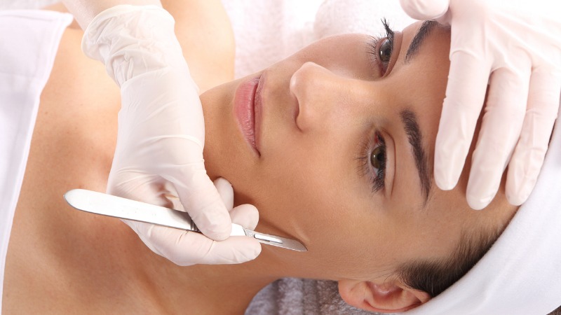 Modelo se submetendo ao tratamento Dermaplaning.