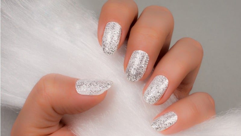 unhas curtas com glitter