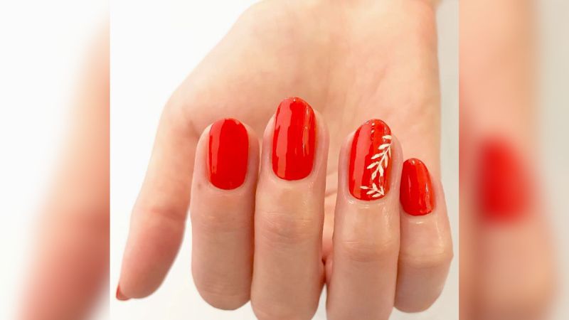 Um simples detalhe é capaz de trazer uma elegância maior para suas unhas.