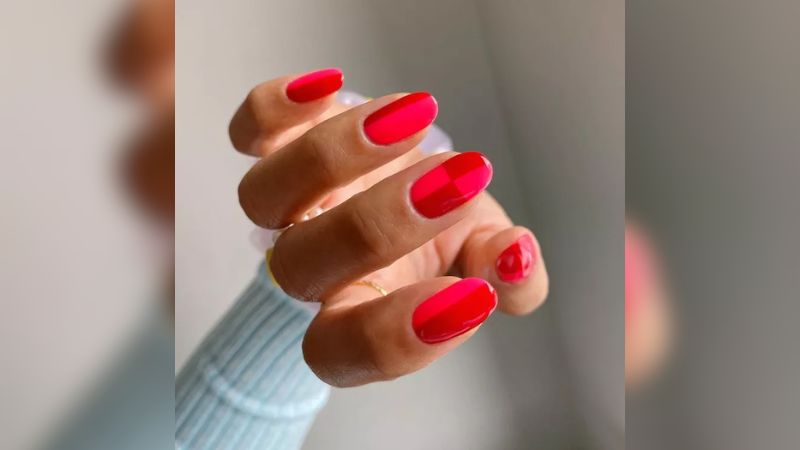 As unhas decoradas vermelhas também combinam com outras cores, como o rosa.