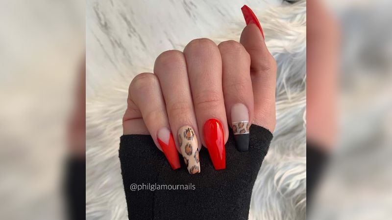 Unhas vermelhas juntas de um animal demonstram personalidade.