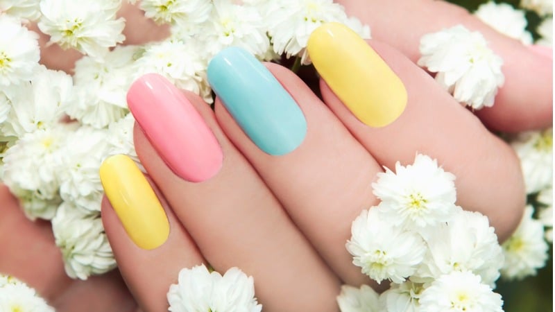 unhas pintadas em tons pastel