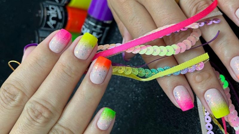 unhas-neon-com-glitter