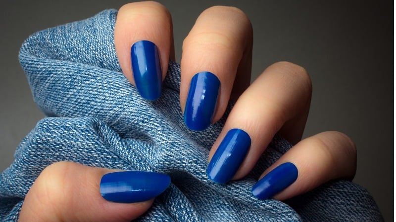 unhas pintadas em azul royal